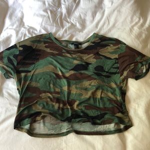 Cropped camouflage tee